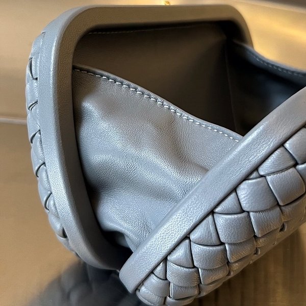 보테가베네타 스트랩 놋 클러치 [매장가 500만원대]