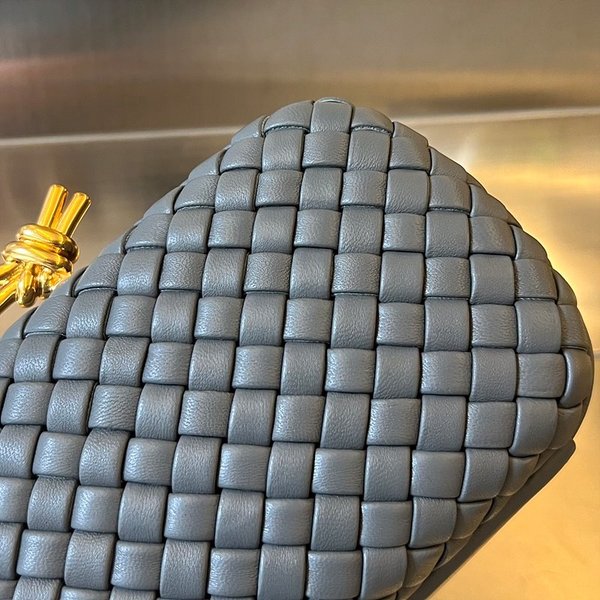 보테가베네타 스트랩 놋 클러치 [매장가 500만원대]