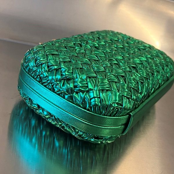 보테가베네타 스트랩 놋 클러치 [매장가 500만원대]