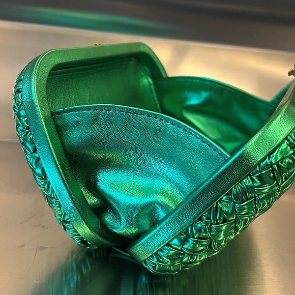 보테가베네타 스트랩 놋 클러치 [매장가 500만원대]