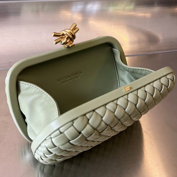 보테가베네타 스트랩 놋 클러치 [매장가 500만원대]