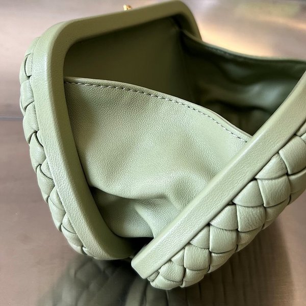 보테가베네타 스트랩 놋 클러치 [매장가 500만원대]