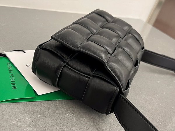 보테가베네타 스몰 패디드 카세트백 [매장가 445만원대]