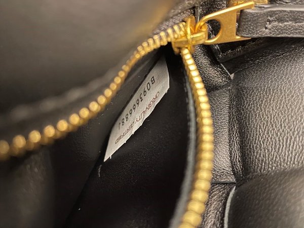 보테가베네타 스몰 패디드 카세트백 [매장가 445만원대]