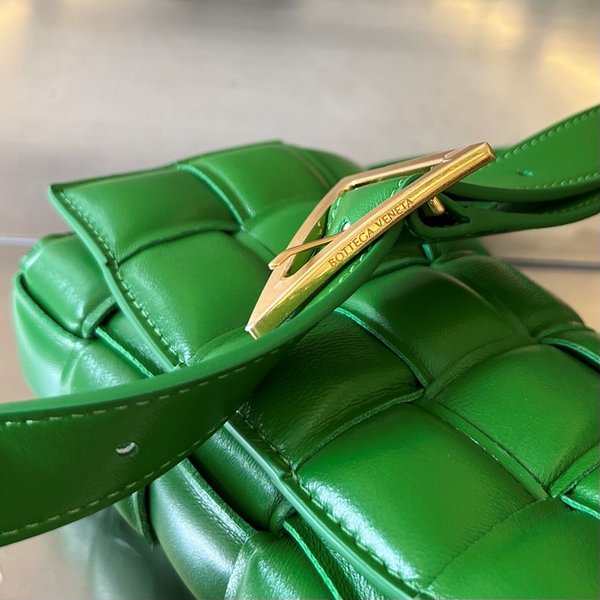 보테가베네타 스몰 패디드 카세트백 [매장가 445만원대]