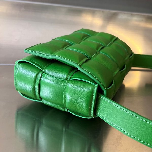 보테가베네타 스몰 패디드 카세트백 [매장가 445만원대]