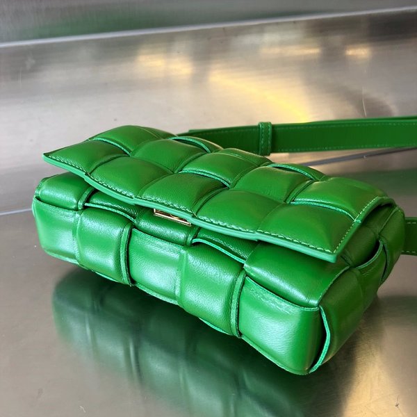 보테가베네타 스몰 패디드 카세트백 [매장가 445만원대]