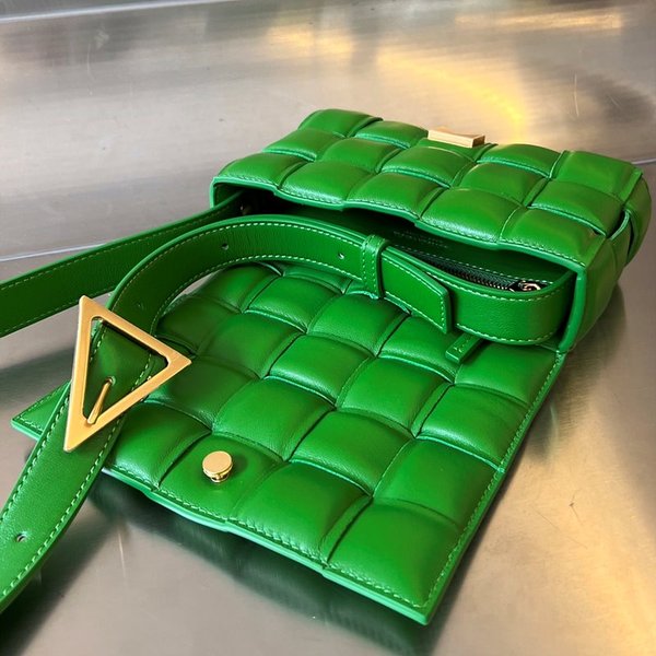 보테가베네타 스몰 패디드 카세트백 [매장가 445만원대]