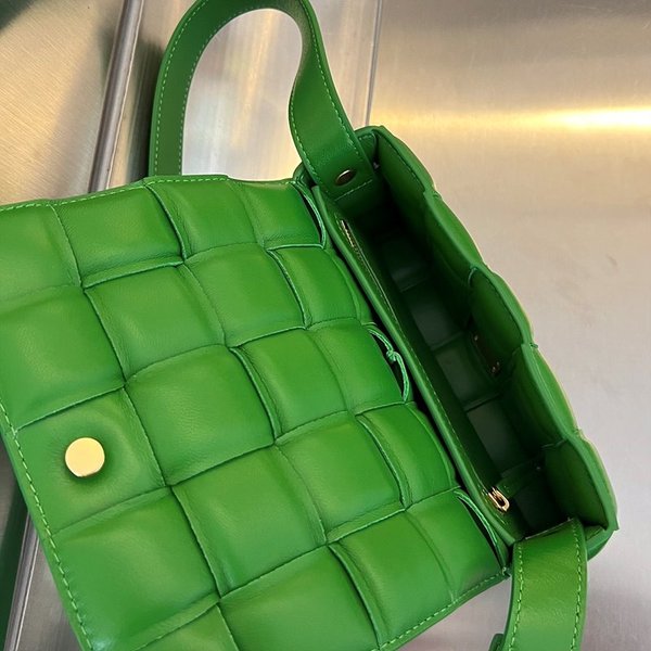 보테가베네타 스몰 패디드 카세트백 [매장가 445만원대]