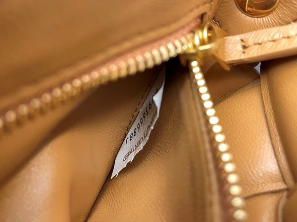 보테가베네타 스몰 패디드 카세트백 [매장가 445만원대]