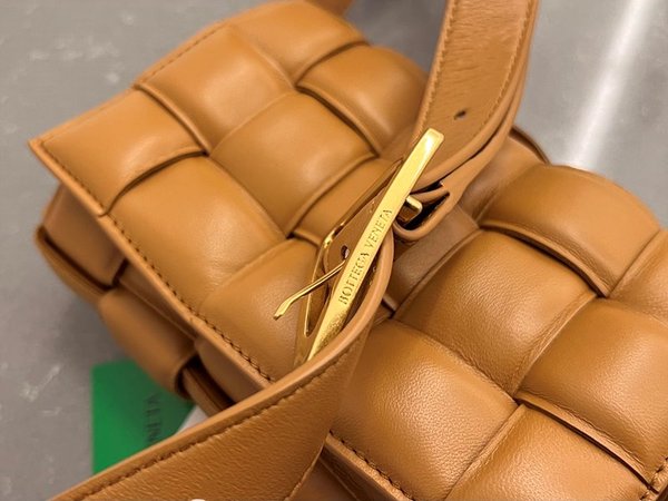 보테가베네타 스몰 패디드 카세트백 [매장가 445만원대]