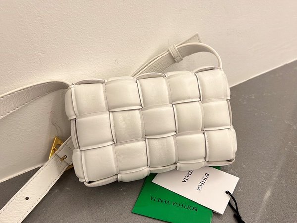 보테가베네타 스몰 패디드 카세트백 [매장가 445만원대]