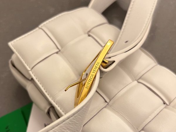 보테가베네타 스몰 패디드 카세트백 [매장가 445만원대]