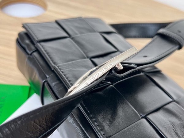 보테가베네타 스몰 카세트백 [매장가 324만원대]