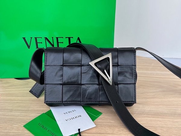 보테가베네타 스몰 카세트백 [매장가 324만원대]