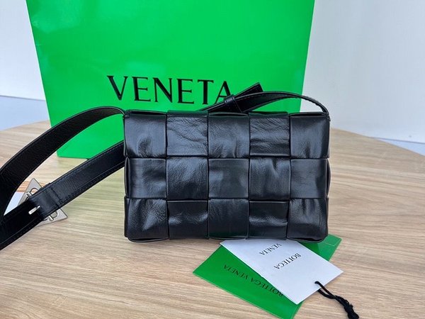 보테가베네타 스몰 카세트백 [매장가 324만원대]