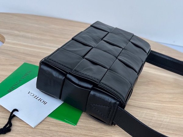 보테가베네타 스몰 카세트백 [매장가 324만원대]