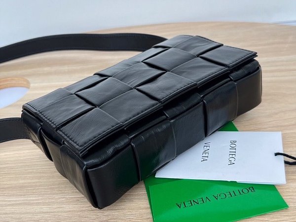 보테가베네타 스몰 카세트백 [매장가 324만원대]