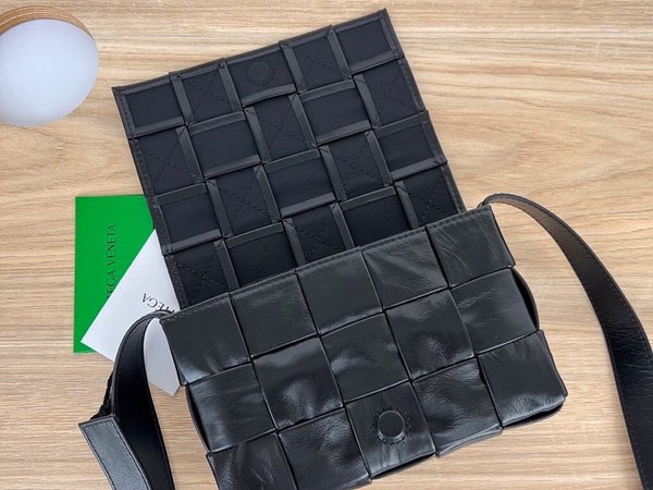 보테가베네타 스몰 카세트백 [매장가 324만원대]