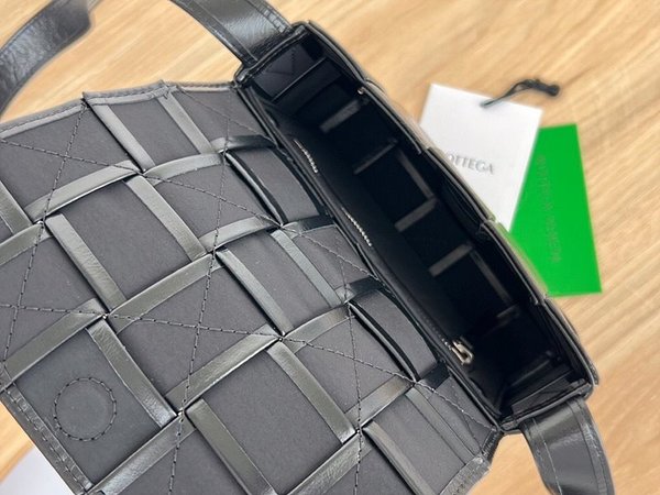 보테가베네타 스몰 카세트백 [매장가 324만원대]