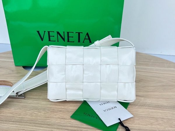 보테가베네타 스몰 카세트백 [매장가 324만원대]