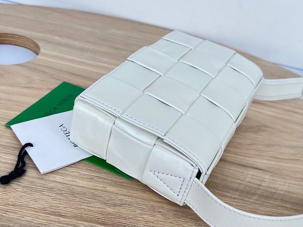 보테가베네타 스몰 카세트백 [매장가 324만원대]