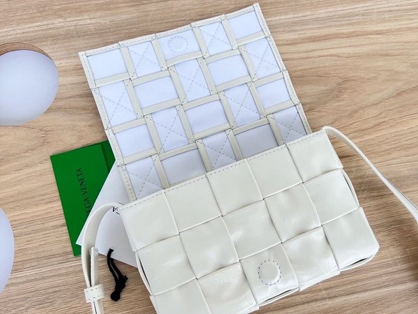 보테가베네타 스몰 카세트백 [매장가 324만원대]