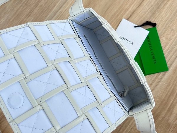 보테가베네타 스몰 카세트백 [매장가 324만원대]