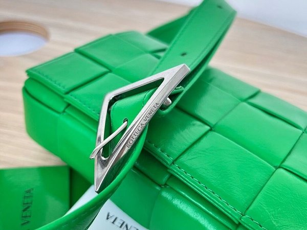 보테가베네타 스몰 카세트백 [매장가 324만원대]