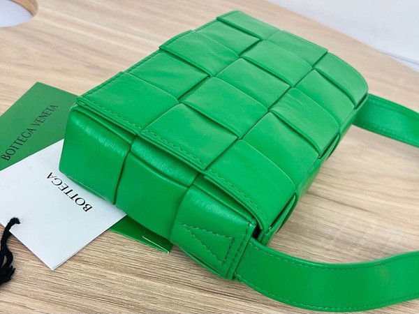 보테가베네타 스몰 카세트백 [매장가 324만원대]