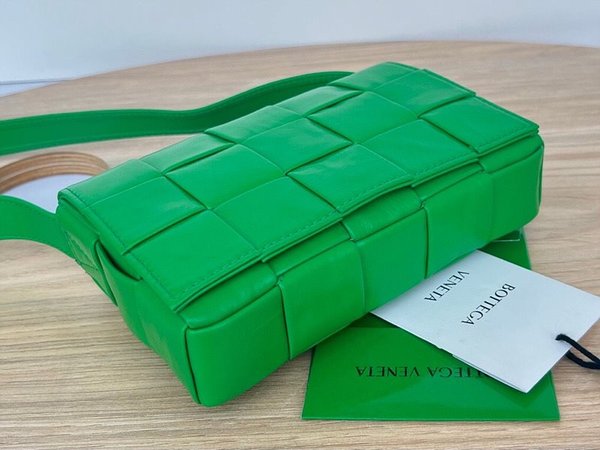 보테가베네타 스몰 카세트백 [매장가 324만원대]