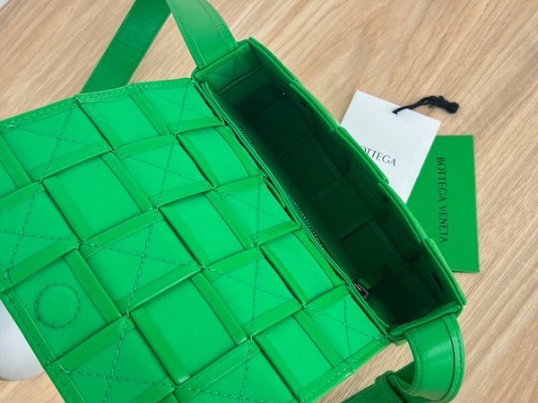 보테가베네타 스몰 카세트백 [매장가 324만원대]