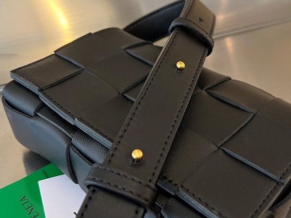 보테가베네타 스몰 카세트백 [매장가 324만원대]