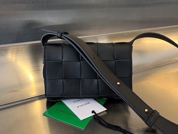 보테가베네타 스몰 카세트백 [매장가 324만원대]