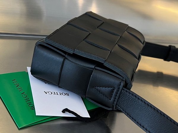 보테가베네타 스몰 카세트백 [매장가 324만원대]