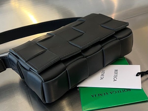 보테가베네타 스몰 카세트백 [매장가 324만원대]