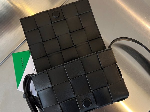 보테가베네타 스몰 카세트백 [매장가 324만원대]