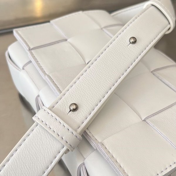 보테가베네타 스몰 카세트백 [매장가 324만원대]