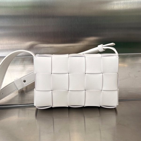 보테가베네타 스몰 카세트백 [매장가 324만원대]