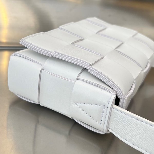 보테가베네타 스몰 카세트백 [매장가 324만원대]