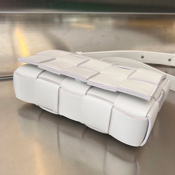 보테가베네타 스몰 카세트백 [매장가 324만원대]