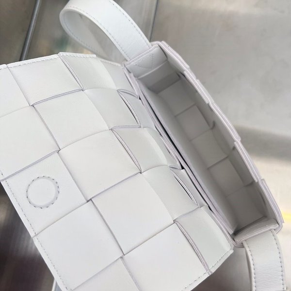 보테가베네타 스몰 카세트백 [매장가 324만원대]