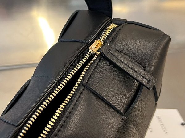 보테가베네타 스몰 브릭 카세트백 [매장가 312만원대]