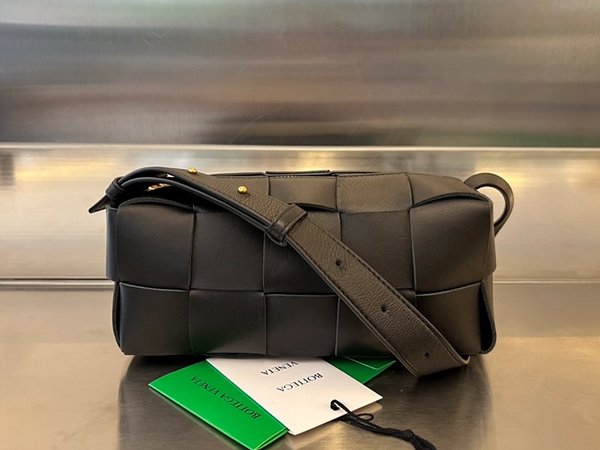 보테가베네타 스몰 브릭 카세트백 [매장가 312만원대]