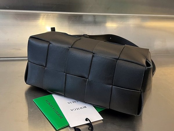 보테가베네타 스몰 브릭 카세트백 [매장가 312만원대]