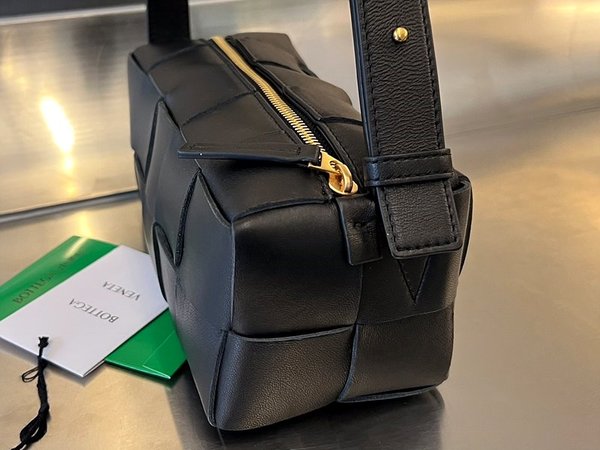 보테가베네타 스몰 브릭 카세트백 [매장가 312만원대]