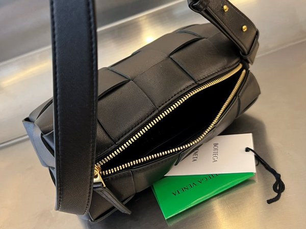 보테가베네타 스몰 브릭 카세트백 [매장가 312만원대]