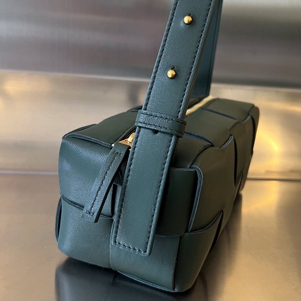 보테가베네타 스몰 브릭 카세트백 [매장가 312만원대]