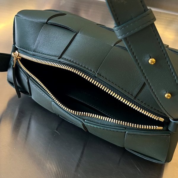 보테가베네타 스몰 브릭 카세트백 [매장가 312만원대]