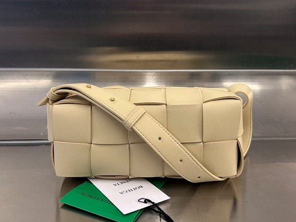 보테가베네타 스몰 브릭 카세트백 [매장가 312만원대]